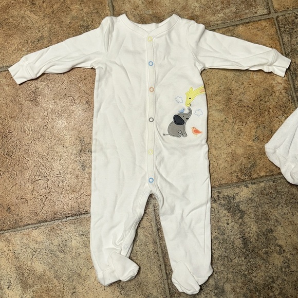 2 Closed foot onesie - Picture 3 of 4